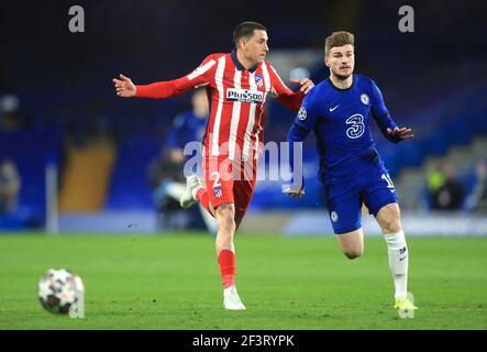 Atletico Madrids Jose Maria Gimenez (links) und Chelsea's Timo Werner kämpfen während der Champions-League-Runde des 16-Sekunden-Spiels in Stamford Bridge, London, um den Ball. Bilddatum: Mittwoch, 17. März 2021. Stockfoto