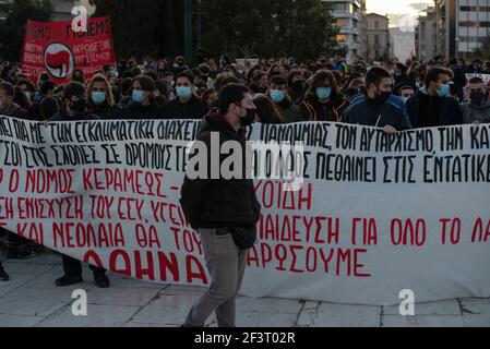 Athen, Griechenland. März 2021, 17th. Demonstranten halten Transparente und rufen Slogans gegen die Regierung. Tausende, darunter Ärztegewerkschaften, versammelten sich vor dem parlament, um gegen den Umgang der Regierung mit der Pandemie von Covid19 und ihre ununterbroche Unterdrückung zu protestieren, nachdem die Polizei kürzlich misshandelt und gefoltert wurde. Quelle: Nikolas Georgiou/ZUMA Wire/Alamy Live News Stockfoto