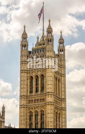 Flagge der Union, die vom Victoria Tower am Palace of Westminster, London, fliegt. Entworfen von Charles Barry im rechtwinkligen gotischen Stil, vollendet 1860 Stockfoto