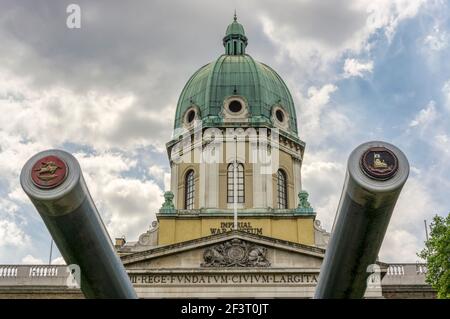 15-Zoll-Marinewaffen vor dem Imperial war Museum in Lambeth, South London. Stockfoto