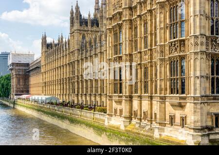 Die Terrasse des Houses of Parliament und Terrace Pavilion mit Blick auf die Themse. Stockfoto