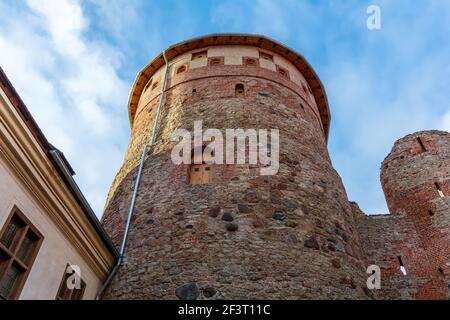 Mittelalterlicher Innenhof der Burg Bauska mit Aussichtsturm Stockfoto