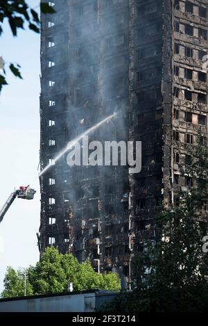 London Fire Brigade haucht nach einem Brand, der durch das 24-stöckige Gebäude in West London riss, den Grenfell Tower herunter. Bilddatum: Mittwoch, 14th. Juni 2017. Bildnachweis sollte lauten: © DavidJensen/EMPICS Entertainment Stockfoto