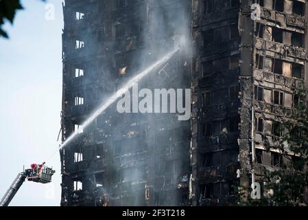 London Fire Brigade haucht nach einem Brand, der durch das 24-stöckige Gebäude in West London riss, den Grenfell Tower herunter. Bilddatum: Mittwoch, 14th. Juni 2017. Bildnachweis sollte lauten: © DavidJensen/EMPICS Entertainment Stockfoto