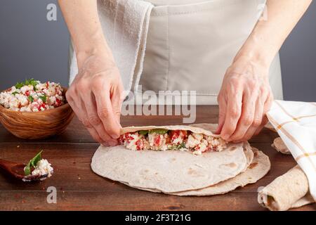 Sikma ist ein traditionelles türkisches Wrap in der mittelmeerküste von silifke, mersin. Fladenbrot als Bazlama bekannt gelegt und gefüllt mit Mischung aus Käse, Stockfoto