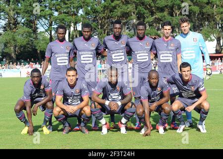 FUSSBALL - FREUNDSCHAFTSSPIELE 2012/2013 - STADE RENNAIS GEGEN FC LORIENT - 21/07/2011 - FOTO PASCAL ALLEE / DPPI - HINTERE REIHE (VON LINKS NACH RECHTS) : JONATHAN PITROIPA, SADIO DIALLO, JOHN BOYE, ALEXANDER TETTEY, VINCENT PAJOT UND BENOIT COSTIL. ERSTE REIHE (VON LINKS NACH RECHTS) : CHRIS MAVINGA, MEVLUT ERDING, JEAN-ARMEL KANA BIYIK, JIRES KEMBO EKOKO UND ROMAIN DANZE STADE RENNAIS TEAM Stockfoto