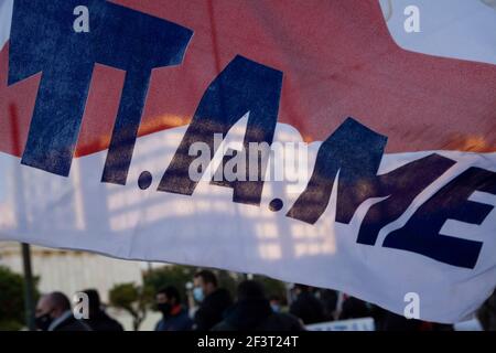 Athen, Griechenland. März 2021, 17th. Demonstranten halten Transparente und rufen Slogans gegen die Regierung. Tausende, darunter Ärztegewerkschaften, versammelten sich vor dem parlament, um gegen den Umgang der Regierung mit der Pandemie von Covid19 und ihre ununterbroche Unterdrückung zu protestieren, nachdem die Polizei kürzlich misshandelt und gefoltert wurde. Quelle: Nikolas Georgiou/ZUMA Wire/Alamy Live News Stockfoto