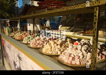 Istanbul, Türkei - September, 2018: Große Auswahl an türkischen Süßigkeiten rahat Lokum im Schaufenster des türkischen Delight Store. Stockfoto