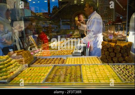 Istanbul, Türkei - September, 2018: Baklava-Laden mit großer Auswahl an traditionellen türkischen Süßigkeiten. Blick durch die Schaufenster zum türkischen Vergnügen. Stockfoto