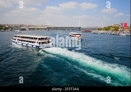 Istanbul, Türkei - September, 2018: Zwei Passagiere Fährschiffe im Bosporus. Öffentliche Schifffahrt in Gold Horn Bucht in Istanbul. Ansicht von Stockfoto