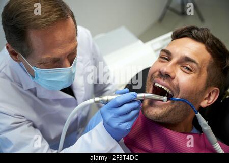 Smiley Patient fühlt sich während seiner zahnärztlichen Behandlung gut Stockfoto