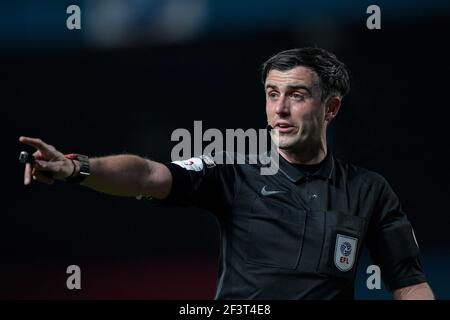 Blackburn, Großbritannien. März 2021, 17th. Schiedsrichter Craig Hicks trifft eine Entscheidung in Blackburn, UK am 3/17/2021. (Foto von Simon Whitehead/News Images/Sipa USA) Quelle: SIPA USA/Alamy Live News Stockfoto