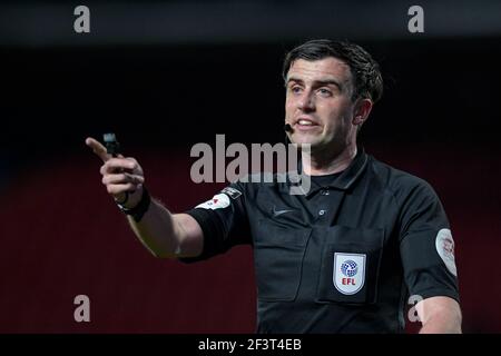 Blackburn, Großbritannien. März 2021, 17th. Schiedsrichter Craig Hicks trifft eine Entscheidung in Blackburn, UK am 3/17/2021. (Foto von Simon Whitehead/News Images/Sipa USA) Quelle: SIPA USA/Alamy Live News Stockfoto