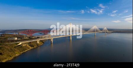 Luftaufnahme von Rosyth mit drei Brücken über den Firth of Forth. Queensferry Crossing, Forth Road Bridge und Forth Rail Bridge. Stockfoto