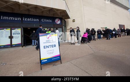 Toronto, Kanada. März 2021, 17th. Qualifizierte Senioren stehen am 17. März 2021 für die Teilnahme an einer COVID-19-Impfklinik in Toronto, Kanada, bereit. Ab Mittwoch hat die Stadt Toronto drei von der Stadt betriebene Impfkliniken COVID-19 eröffnet, um berechtigte Bewohner, die 1941 oder früher geboren wurden und bestätigte Termine haben, zu impfen. Quelle: Zou Zheng/Xinhua/Alamy Live News Stockfoto