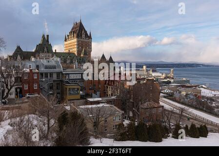 Winteransicht des Frontenac Schlosses und des St. Lawrence Flusses von der St. Denis Terrasse Stockfoto