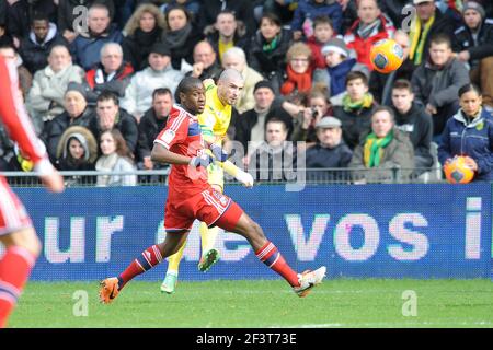 Vincent BESSAT von Nantes steht mit Gueida FOFANA von Lyon während der französischen Meisterschaft L1 2013/2014 Fußballspiel zwischen FC Nantes und Olympique Lyonnais am 9. Februar 2014 im La Beaujoire Stadion in Nantes, Frankreich. Foto Pascal Allee / DPPI Stockfoto