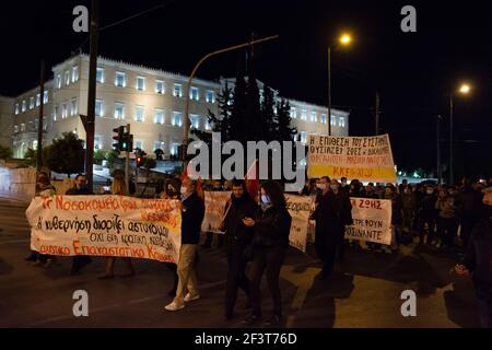 Athen, Griechenland. März 2021, 17th. Demonstranten halten Transparente und rufen Slogans gegen die Regierung. Tausende, darunter Ärztegewerkschaften, versammelten sich vor dem parlament, um gegen den Umgang der Regierung mit der Pandemie von Covid19 und ihre ununterbroche Unterdrückung zu protestieren, nachdem die Polizei kürzlich misshandelt und gefoltert wurde. Quelle: Nikolas Georgiou/ZUMA Wire/Alamy Live News Stockfoto