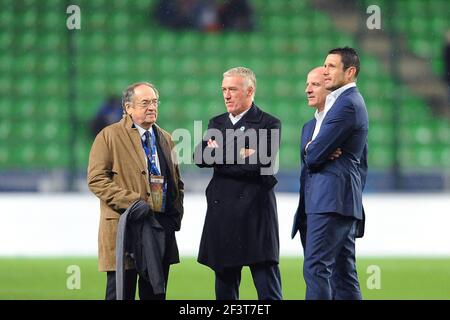 Frankreichs Cheftrainer Didier Deschamps (2nd L) spricht mit dem Präsidenten des französischen Fußballverbands (FFF) Noel le Graet (L), flankiert von Frankreichs Assistenztrainer Guy Stephan (2nd R) und Torwarttrainer Franck Raviot (R), während des Internationalen Freundschaftsspiels 2014 zwischen Frankreich und Albanien am 14. November, 2014 an der Route de Lorient in Rennes, Frankreich. Foto Pascal Allée / DPPI Stockfoto