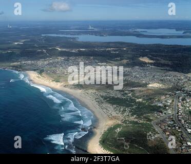 Australien. New South Wales. Central Coast Region. Luftaufnahme von Swansea mit Caves Beach Küste. Stockfoto