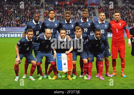 (Top von L) Frankreichs Mittelfeldspieler Moussa Sissoko, Verteidiger Raphael Varane, Verteidiger Mapou Yangambiwa, Mittelfeldspieler Paul Pogba, Stürmer Karim Benzema, Torwart und Kapitän Hugo Lloris, (unten von L) Mittelfeldspieler Yohan Cabaye, Verteidiger Christophe Jallet, Stürmer Mathieu Valbuena, Verteidiger Lucas Digne und Stürmer Alexandre Lacazette posieren während des Internationalen Freundschaftsspiels 2014 Fußballspiel zwischen Frankreich und Albanien am 14. November 2014 an der Route de Lorient in Rennes, Frankreich. Foto Pascal Allée / DPPI Stockfoto