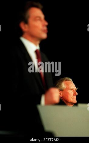 PREMIERMINISTER TONY BLAIR SPRICHT VOR EINEM PUBLIKUM AUS POLITIK, WIRTSCHAFT UND MEDIEN ÜBER DIE VORTEILE VON "GROSSBRITANNIEN IN EUROPA". MICHAEL HESELTINE SITZT AUF DERSELBEN PLATTFORM. FOTO VON MARK CHILVERS. Stockfoto