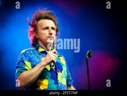 Milton Jones spielt live auf der Bühne am 3. Tag des Camp Beestival 2014, Lulworth Castle - Dorset Stockfoto