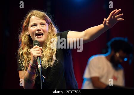 Kate Tempest spielt live auf der Bühne am 3. Tag des Camp Beestival 2014, Lulworth Castle - Dorset Stockfoto