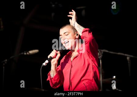 Sinead O'Connor tritt live auf der Bühne am 3. Tag des Camp Beestival 2014, Lulworth Castle - Dorset auf Stockfoto