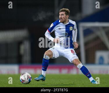 Blackburn, Großbritannien. März 2021, 17th. Joe Rothwell #8 von Blackburn Rovers mit dem Ball in Blackburn, UK am 3/17/2021. (Foto von Simon Whitehead/News Images/Sipa USA) Quelle: SIPA USA/Alamy Live News Stockfoto