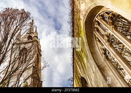 Dramatische Aussicht auf den Kirchturm und remant der gotischen Bogenfenster von St. Dunstan im Osten, London Stockfoto