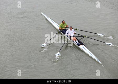 Zwei Männer, die im Boot schrullten Stockfoto