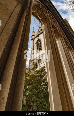 Der Turm von St. Dunstan im Osten durchgesehen Die Überreste eines gotischen Bogenfensters Stockfoto