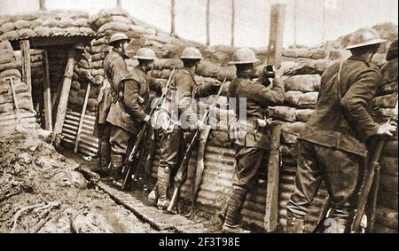 1. Weltkrieg - Grabenkrieg - Kanadische Truppen stehen bereit, einen deutschen Angriff abzuwehren. Man verwendet ein Periskop, um sicher über den Graben oben zu sehen. Stockfoto