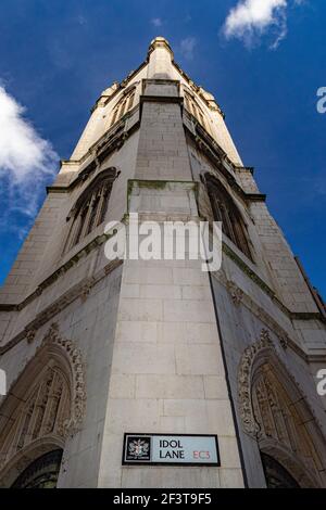 Blick auf den Turm von St. Dunstan im Osten von Idol Lane, einer der angrenzenden Straßen Stockfoto