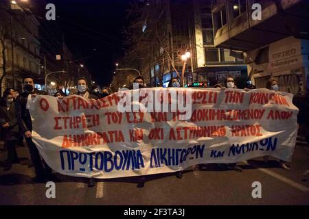 Athen, Griechenland. März 2021, 17th. Demonstranten halten Transparente und rufen Slogans gegen die Regierung. Tausende, darunter Ärztegewerkschaften, versammelten sich vor dem parlament, um gegen den Umgang der Regierung mit der Pandemie von Covid19 und ihre ununterbroche Unterdrückung zu protestieren, nachdem die Polizei kürzlich misshandelt und gefoltert wurde. Quelle: Nikolas Georgiou/ZUMA Wire/Alamy Live News Stockfoto