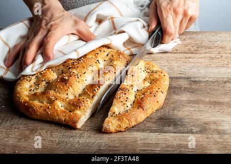 Ramazan Pidesi, türkisches Fladenbrot, das im ramadan gebacken wird, ist ein rundes Brot mit Fenchel und Sesamsamen darauf. Es hat eine einzigartige Textur und ta Stockfoto