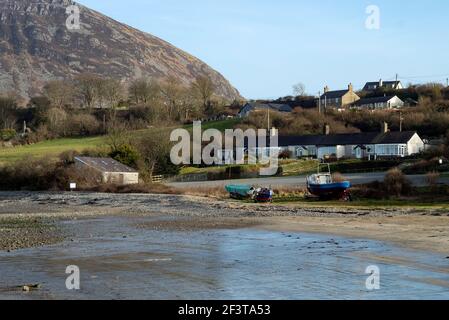 Trefor Beach, Wales. Reizvolle Landschaft mit kleinen Häusern an einem sandigen Ufer. Eine abgeschiedene Bucht in der Nähe der wunderschönen Halbinsel Llyn. Sonniger, heller Tag Stockfoto