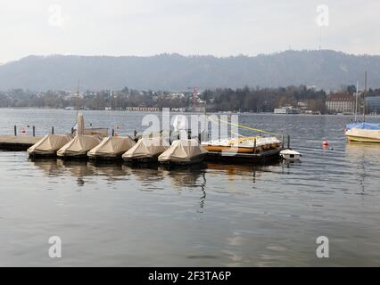 Bootsständer mit Tretboot, am Zürichsee, bei bewölktem Wetter will niemand auf dem See Boot fahren, tagsüber, ohne Menschen Stockfoto