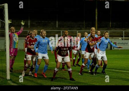 Bath, Großbritannien. März 2021, 17th. Spieler von Bristol City und man City warten auf die Lieferung einer Ecke. Barclays Women's Super League match, Bristol City Women gegen Manchester City Women at Twerton Park in Bath, Avon on Wednesday 17th March 2021. Dieses Bild darf nur für redaktionelle Zwecke verwendet werden. Nur redaktionelle Verwendung, Lizenz für kommerzielle Nutzung erforderlich. Keine Verwendung in Wetten, Spiele oder ein einzelner Club / Liga / Spieler Publikationen. PIC von Lewis Mitchell / Andrew Orchard Sport Fotografie / Alamy Live News Kredit: Andrew Orchard Sport Fotografie / Alamy Live News Stockfoto