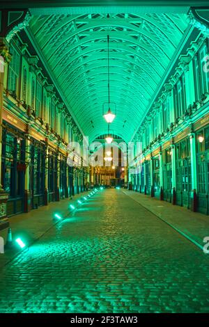 London, Großbritannien, 17th. März 2021. Der Leadenhall Market in der City of London ist zur Feier des St. Patrick's Day grün beleuchtet. Kredit: Vuk Valcic/Alamy Live Nachrichten Stockfoto