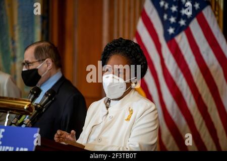 Die Vertreterin der Vereinigten Staaten, Sheila Jackson-Lee (Demokratin von Texas), hält am Mittwoch, den 17. März 2021, im US-Kapitol in Washington, DC, eine Rede. Kredit: Rod Lampey/CNP Verwendung weltweit Stockfoto