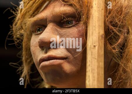 Lebensgroße Skulptur der Neandertalerin, MANN Madrid. Selektiver Fokus. Nahaufnahme des Gesichts Stockfoto