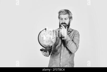 Lass die Erde atmen. Denkender bärtiger Mann mit Atlas. Soziale Medien. Konzept des Ökouniversums. Zurück zur Schule. Ökologie und Medien. Der Globus Erde Stockfoto