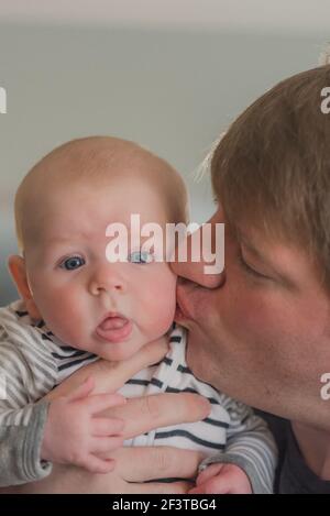 Baby mit ihrem Vater Stockfoto