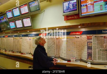 LADBROKES IN NORTHUMBERLAND AVENUE, LONDON. 22. Februar 2007 TOM PILSTON Stockfoto