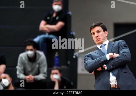 Hamburg, Deutschland. März 2021, 17th. Basketball: Bundesliga, Hamburg Towers - Löwen Braunschweig, Main Round, Matchday 15. Hamburgs Trainer Pedro Calles schaut auf das Gericht. Quelle: Axel Heimken/dpa/Alamy Live News Stockfoto