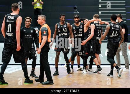 Hamburg, Deutschland. März 2021, 17th. Basketball: Bundesliga, Hamburg Towers - Löwen Braunschweig, Main Round, Matchday 15. Hamburgs Spieler feiern den Sieg. Quelle: Axel Heimken/dpa/Alamy Live News Stockfoto