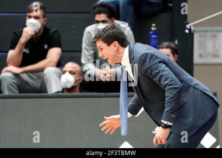 Hamburg, Deutschland. März 2021, 17th. Basketball: Bundesliga, Hamburg Towers - Löwen Braunschweig, Main Round, Matchday 15. Hamburg-Coach Pedro Calles coacht sein Team. Quelle: Axel Heimken/dpa/Alamy Live News Stockfoto