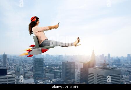 Frau fährt schnell mit Raketen unter dem Stuhl. Konzept der mit dem Turbo Stockfoto